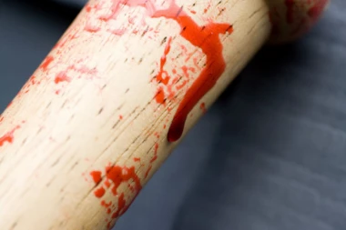 OVO SU DEČACI MONSTRUMI KOJI SU SVIREPO MUČILI STARICU U BEČEJU!