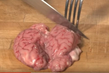 Neviđeni horor: Odsekao ženi glavu srpom i POJEO MOZAK jer je pričala na engleskom?!