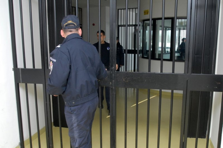 Kragujevačka policija dematovala! Penzioneru koji je nosio vešala nije određena mera pritvora