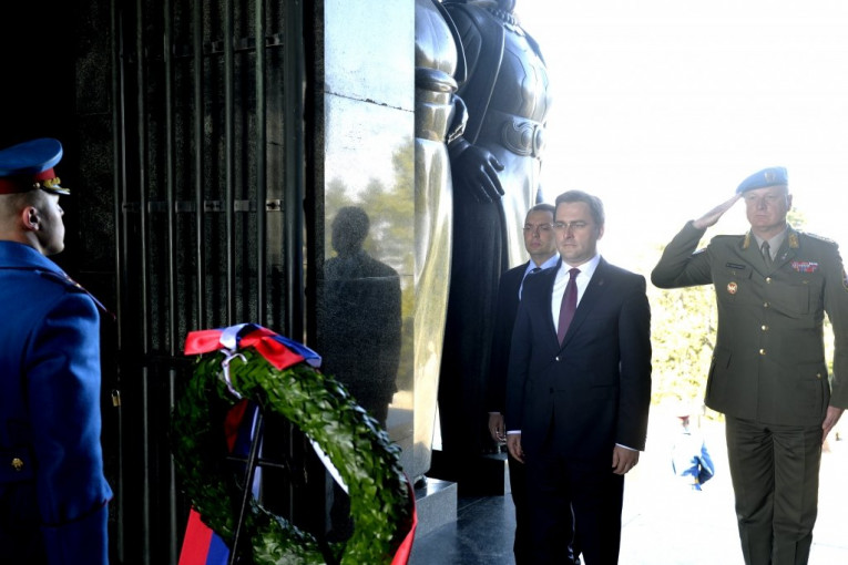 Selaković u ime predsednika položio venac na Avali
