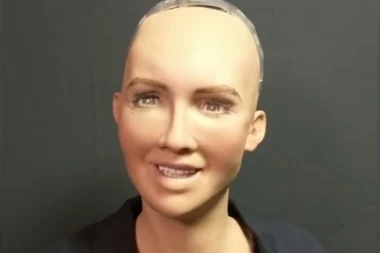 (VIDEO) Robot Sofija: Prvo je htela da "uništi ljude", ali ih sada "voli"