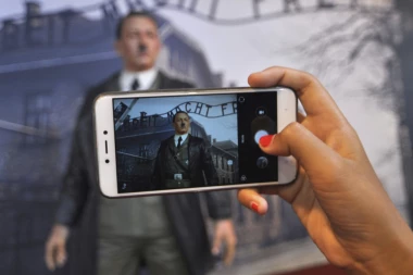 (FOTO) FIGURA HITLERA uklonjena iz muzeja ZBOG SELFIJA