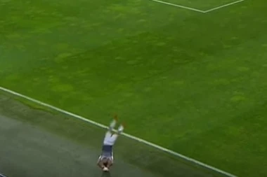 (VIDEO) AKROBATA: Pogledajte kako slovenački fudbaler izvodi aut