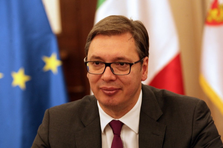 Predsednik Srbije Aleksandar Vučić čestitao Božić vernicima!