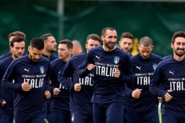 (VIDEO) Urnebesni Kjelini se valjao po terenu, i virio da vidi gde je sudija