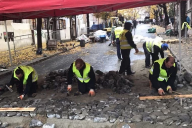 (FOTO) USKORO JOŠ LEPŠA ULICA: Radnici i po kiši postavljaju kaldrmu u Skadarliji!