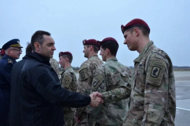 STIGLI AMERI: Vulin dočekao padobrance iz SAD na Batajnici