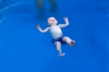 (VIDEO) NEVEROVATNO: Ovako pliva beba koja je PRVI PUT u bazenu!