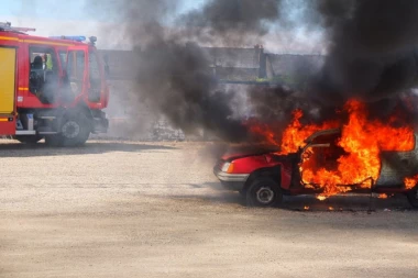 AUTOMOBIL U PLAMENU NASRED BEOGRADA