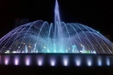 (VIDEO) U ČAST MEDICINARA: Aplauzi i "Bože pravde" na fontani na Slaviji