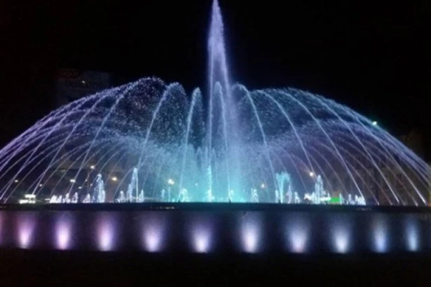 (VIDEO) GUSLE SE ORE IZ FONTANE NA SLAVIJI: Nikad viđen prizor u centru Beograda, PROLAZNICI ŠOKIRANI