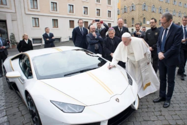 AUKCIJA: PAPA PRODAJE SVOJ LAMBORGINI