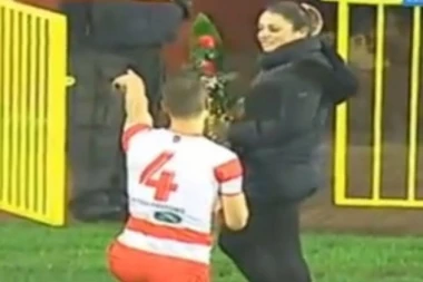 (VIDEO) REKLA JE DA: Fudbaler Borca zaprosio devojku, pa zaigrao protiv Zvezde