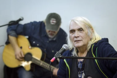 (FOTO) DOGOVORILI SMO SE DA UMREMO ZAJEDNO NA BINI, A ON JE POŽURIO: Bora Čorba se skrhan bolom oprostio od svog velikog prijatelja!