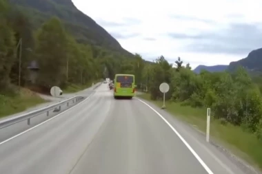 (VIDEO) KAKVI REFLEKSI, dečak za MILIMETAR IZBEGAO SMRT, vozač kamiona heroj!