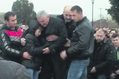 (FOTO) Zauvek ćeš ostati u majčinom zagrljaju: Sahranjene Milica (16) i Tanja Beslać (37) iz Apatina