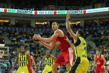 (VIDEO) CRVENO-BELI ŠOKIRALI ŠAMPIONA: Olimpijakos srušio Fenerbahče u Istanbulu