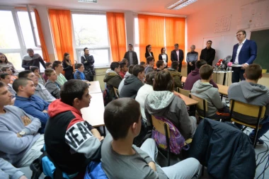 VUČIĆ ĐACIMA U ARANĐELOVCU: Čuvajte svoje drugarstvo i drugove