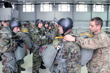 (FOTO) Fantastična vežba SRPSKIH I AMERIČKIH PADOBRANACA!