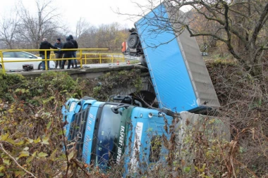 NESREĆA NA AUTO-PUTU: Kamion smrskan, probijena ograda od siline udara