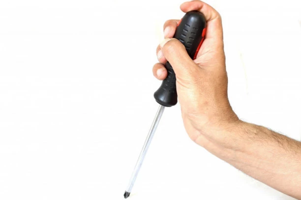 Napadač na Trifunovića već poznat policiji! Pre dva meseca šrafcigerom nasrnuo i na Simu Spasića ispred Predsedništva!