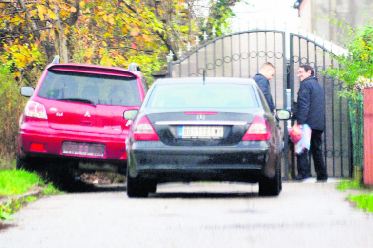 Dočekuju goste: Uroš i Vladimir se vraćaju iz posete