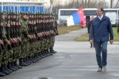 Vučić bio na vežbi srpskih i američkih padobranaca