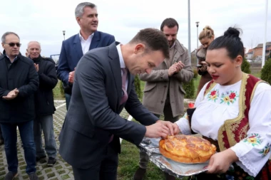 SINIŠA MALI U NASELJU PLAVI HORIZONTI: Naš posao je da slušamo sugestije, ali i kritike građana