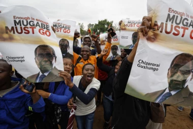 KROKODIL PREUZEO VLAST posle Mugabea