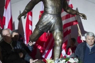 Otkriven spomenik Rajku Mitiću