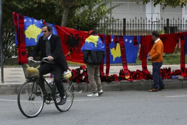 ŠIPTARI, USTAŠE I BALIJE usred Njujorka protestovali protiv Srbije, razvili zastave "velike Albanije" i tražili kazne za "SRBE ZLOČINCE"
