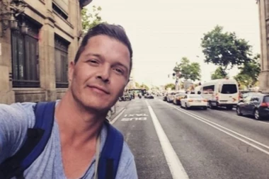 Krio se od očiju javnosti: SEKSI PEVAČ OSEDEO PREKO NOĆI