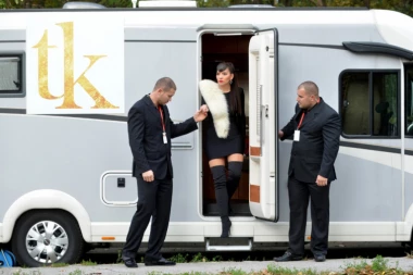 (FOTO) UMISLILA DA JE VELIKA ZVEZDA: Aca Lukas spustio na zemlju novu zvezdu "Granda", EVO ZBOG ČEGA