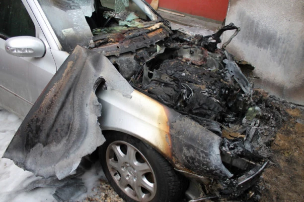 POŽAR KOD TAŠMAJDANA: Zapalio se automobil na parkingu, buktinja zahvatila još jedno vozilo!