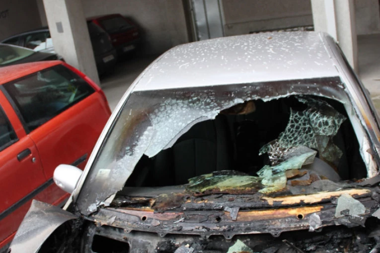 (VIDEO) Užas usred noći: Goreo automobil u Pančevu, posledice katastrofalne!