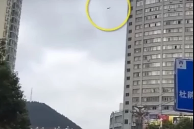 (VIDEO) KINEZ IMA ZMIJU U DŽEPU: Iskočio kroz prozor da ne bi platio hotelski račun