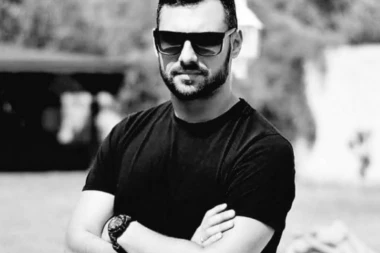 Poznati pevač našminkan kao žena, fanovi šokirani!