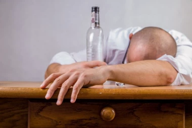 Sumnjive smrti! Srbi sa Kosova otrovani alkoholom?