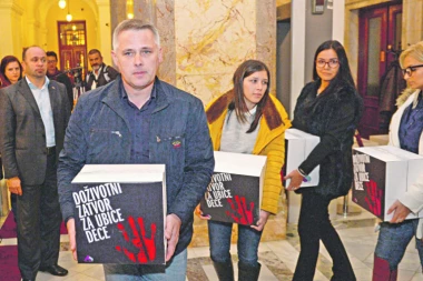 SPALITE UBICE DECE, PRAH BACITE U SEPTIČKU JAMU!