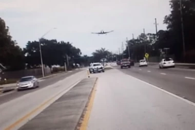 (VIDEO) ŠOKANTAN SNIMAK! Avion se srušio nasred ulice