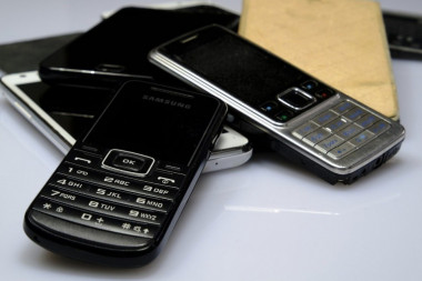 EU planira da uvede pravo na popravku mobilnih telefona