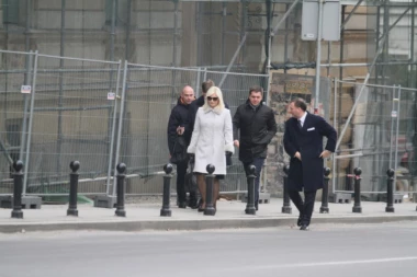 (VIDEO) ZORANA MIHAJLOVIĆ stigla u Sabornu crkvu, STIGAO I NOVAK SA PORODICOM!