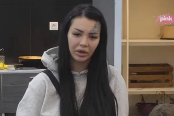 (ŠOK FOTO) Anđelu Vešticu na'vatala policija ispred kuće: Bivša zadrugarka prekršila zakon!