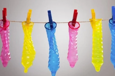 Šok u Prokuplju! Deca prolaznike udarala kondomima napunjenih vodom