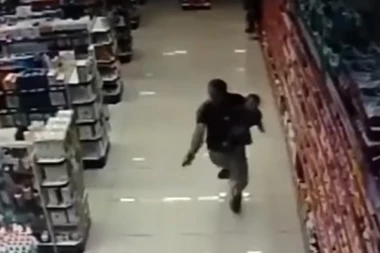 (VIDEO) Policajac ubio dvojicu pljačkaša sa sve SINOM U RUKAMA!