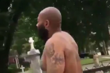 (VIDEO 18+) MUŠKARCU UZELI ODEĆU - ŠETAO GO KUĆI!