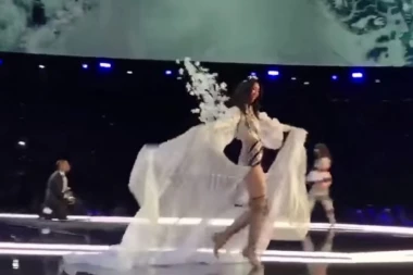 (HIT VIDEO) Lepotica u vešu izašla na pistu, A ONDA SE IZBLAMIRALA NIKAD GORE!