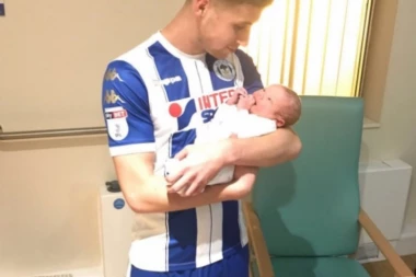 MOMCI, ŽURIM: Dao dva gola, a onda otišao sa utakmice i u dresu i kopačkama dočekao rođenje sina