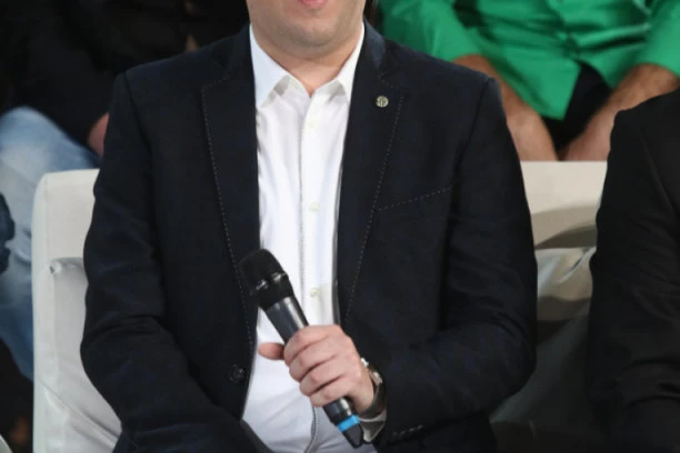 (FOTO) SAŠA MATIĆ PRVI PUT U JAVNOSTI BEZ NAOČARA: Popularni folker sve iznenadio potezom!