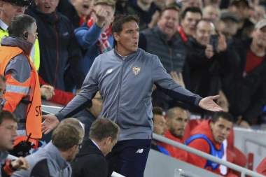 SEVILJA OSTALA BEZ TRENERA: Operisao tumor, vratio se na klupu, pa dobio otkaz